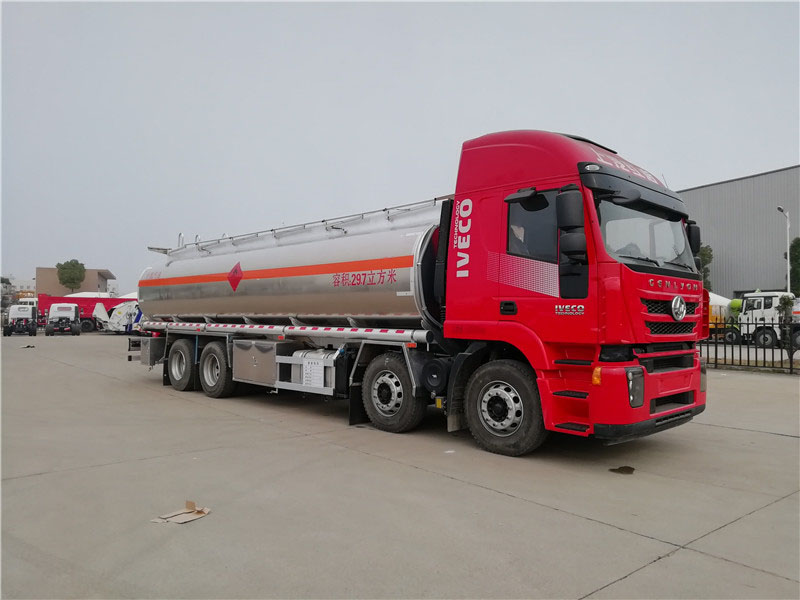 上汽紅巖29.7方前四后八鋁合金運油車，20噸運油車