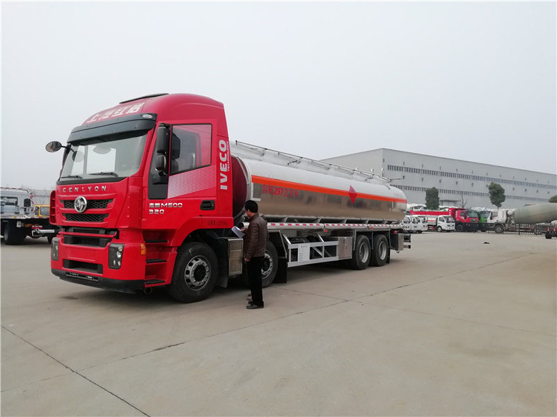 上汽紅巖29.7方前四后八鋁合金運(yùn)油車，20噸運(yùn)油車