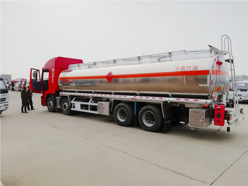 上汽紅巖29.7方前四后八鋁合金運油車，20噸運油車